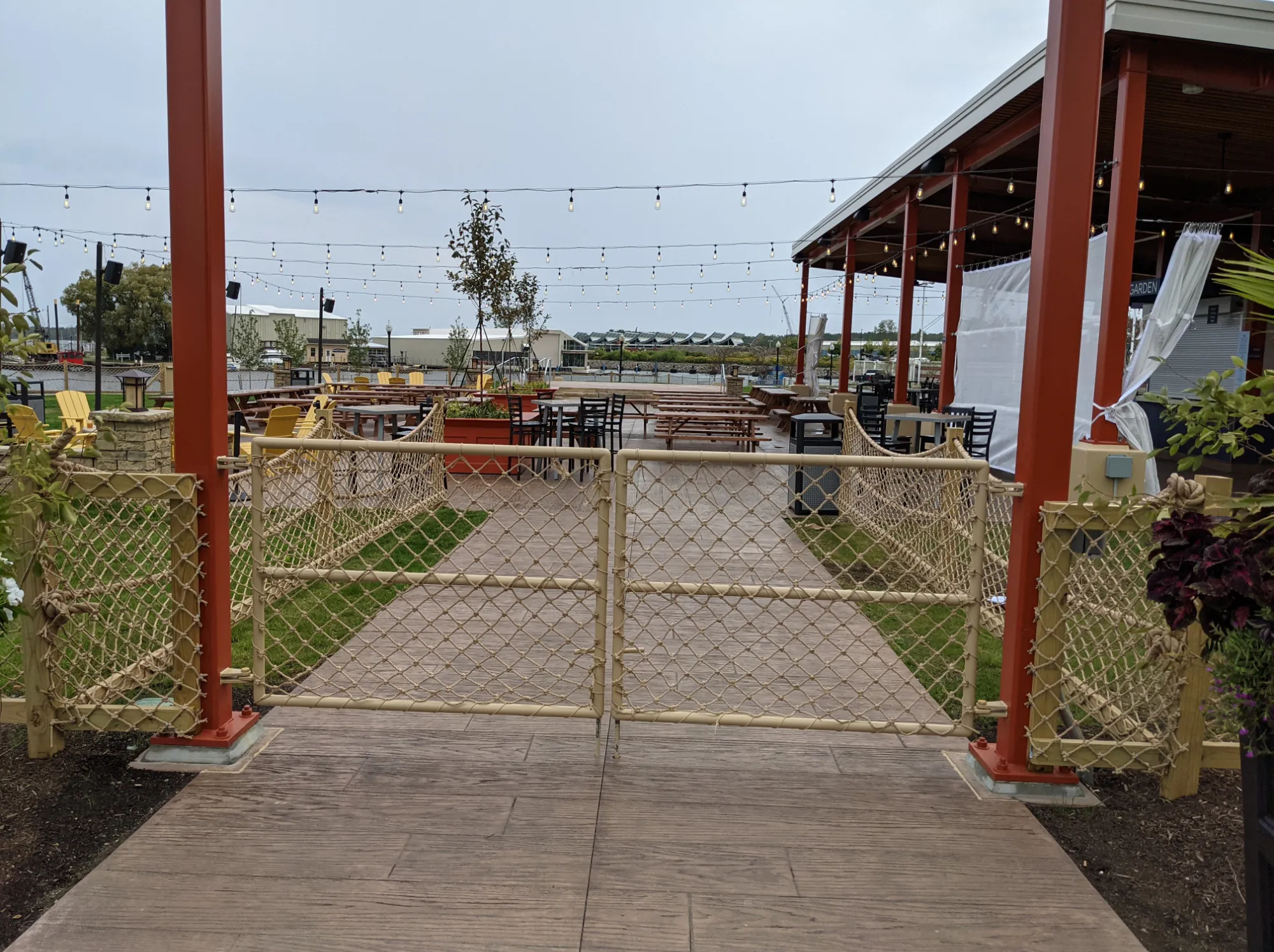 Oliver's restaurant nautical netting installation