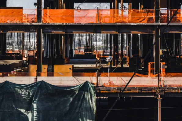 Guardrail safety netting on scaffolding